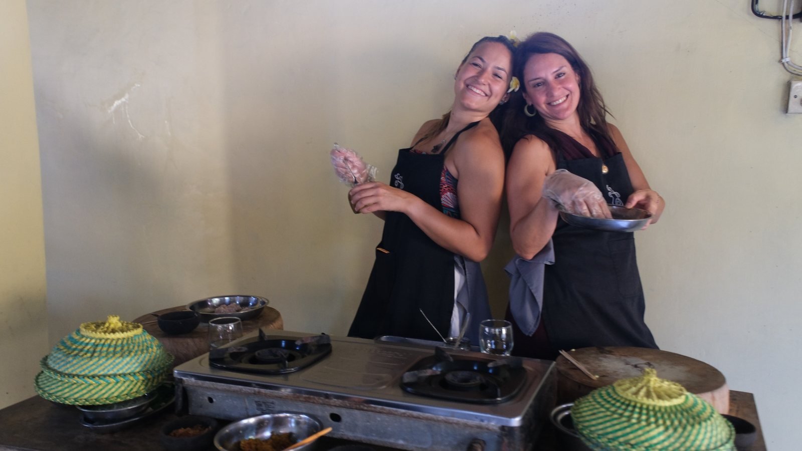 Personas compartiendo una experiencia gastronómica en Bali