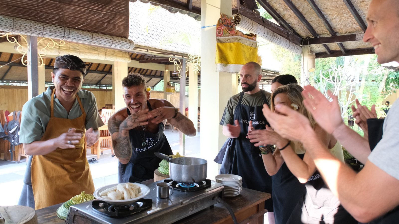 Grupo cocinando juntos en Bali