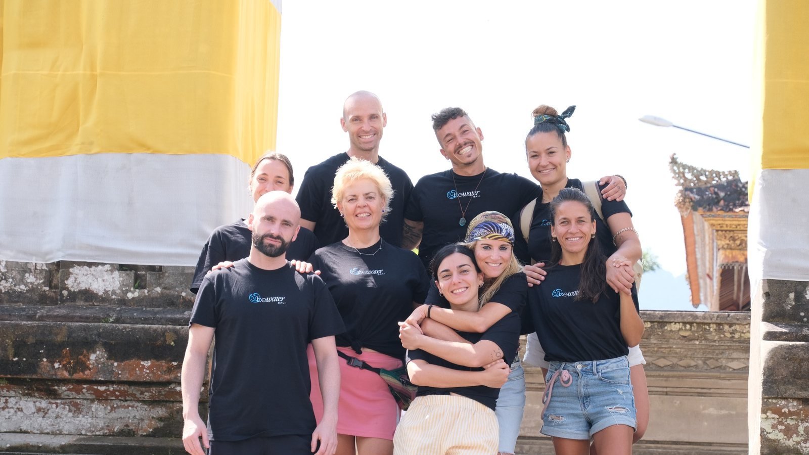 Grupo compartiendo una experiencia local en Bali
