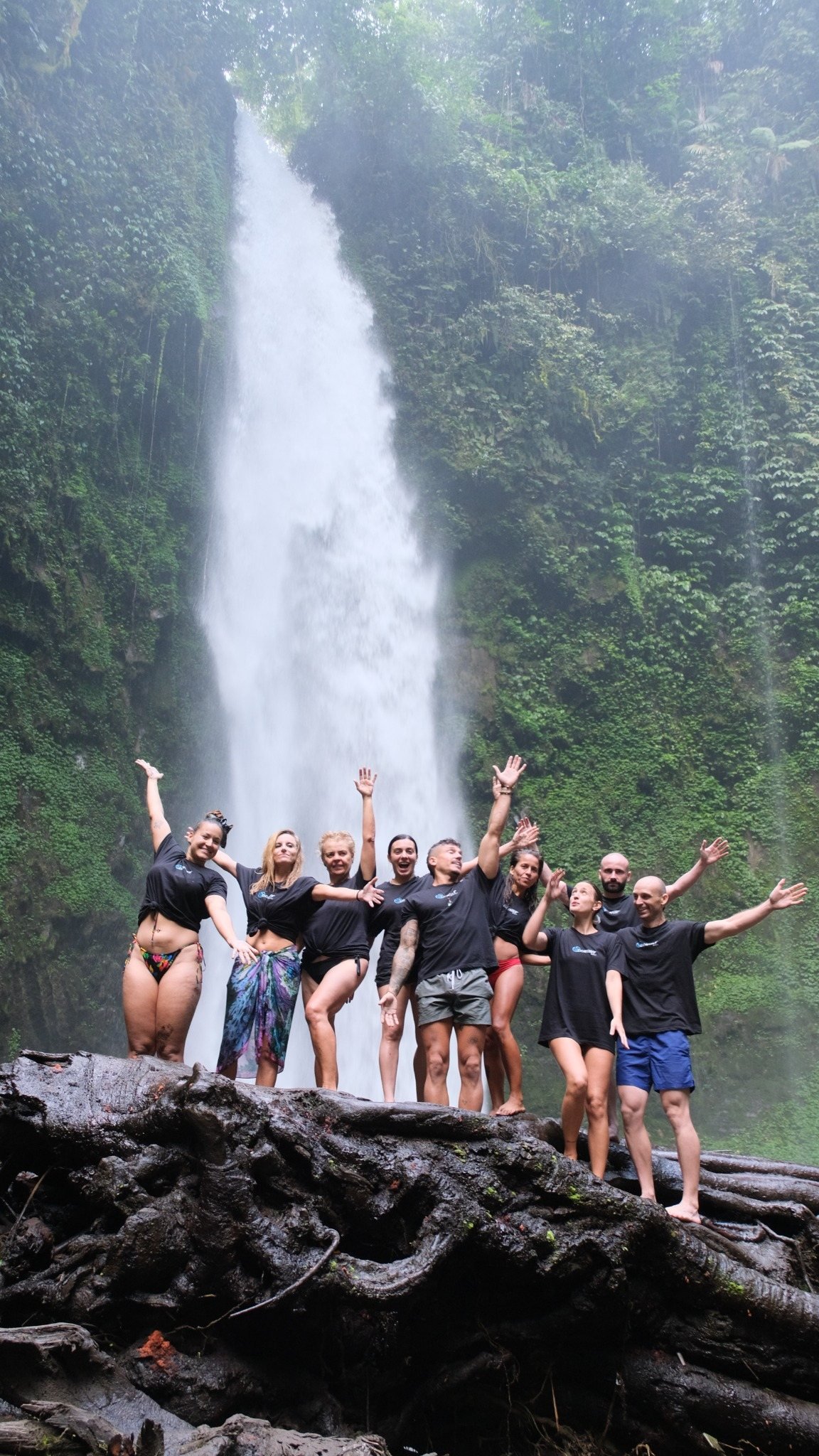 Grupo Senyawa frente a una cascada en Bali